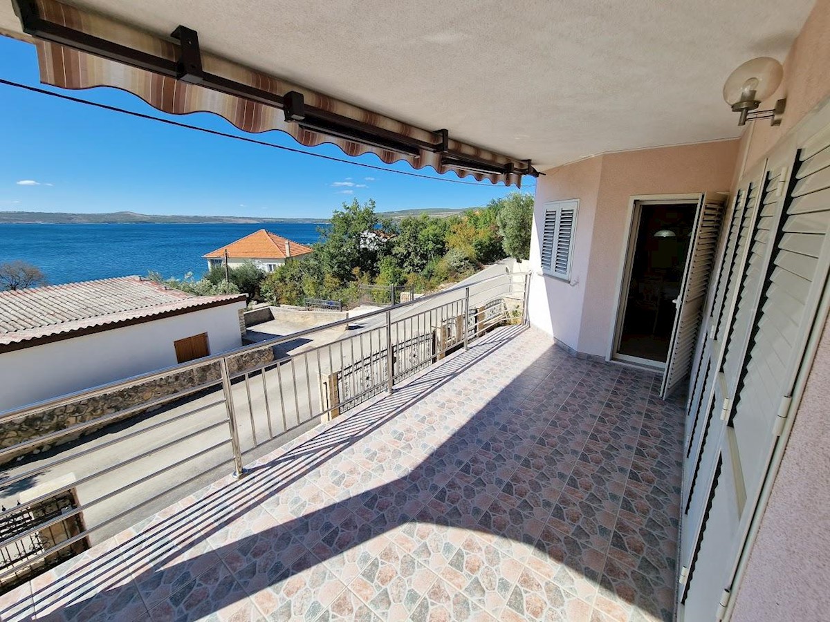 Detached house with two apartments near the sea