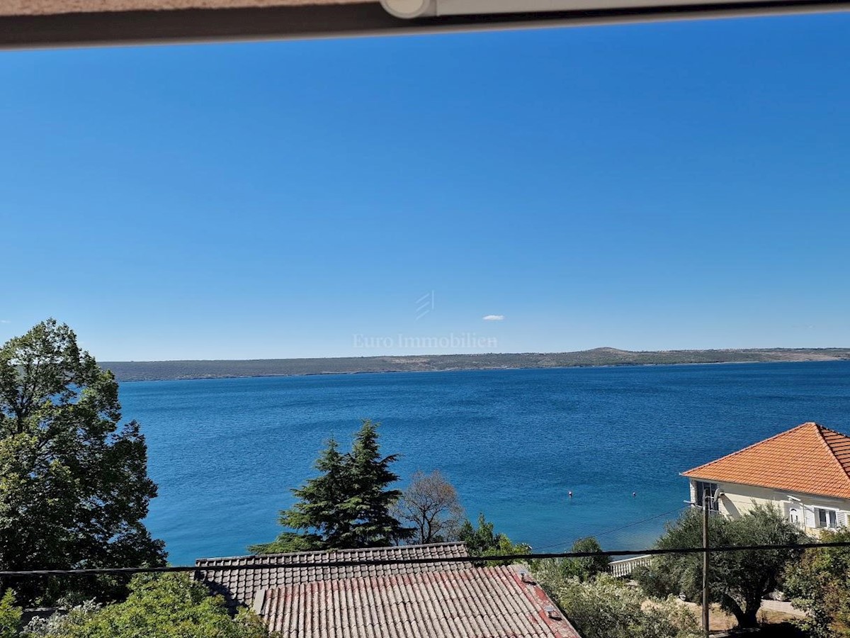 Detached house with two apartments near the sea