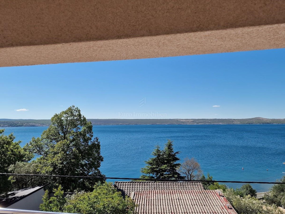 Detached house with two apartments near the sea