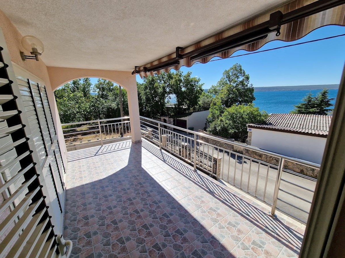 Detached house with two apartments near the sea