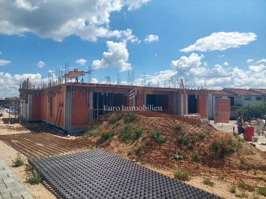 Vodice - nuova costruzione, apartamento moderno con giardino 