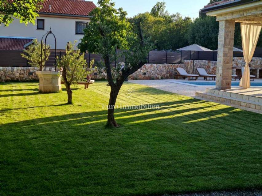 Villa indipendente con piscina in una posizione tranquilla