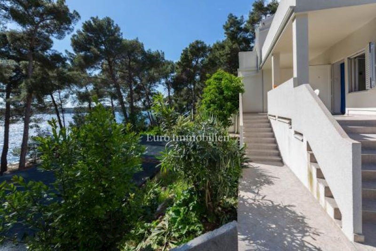 House with pool first row to the sea, Mali Lošinj