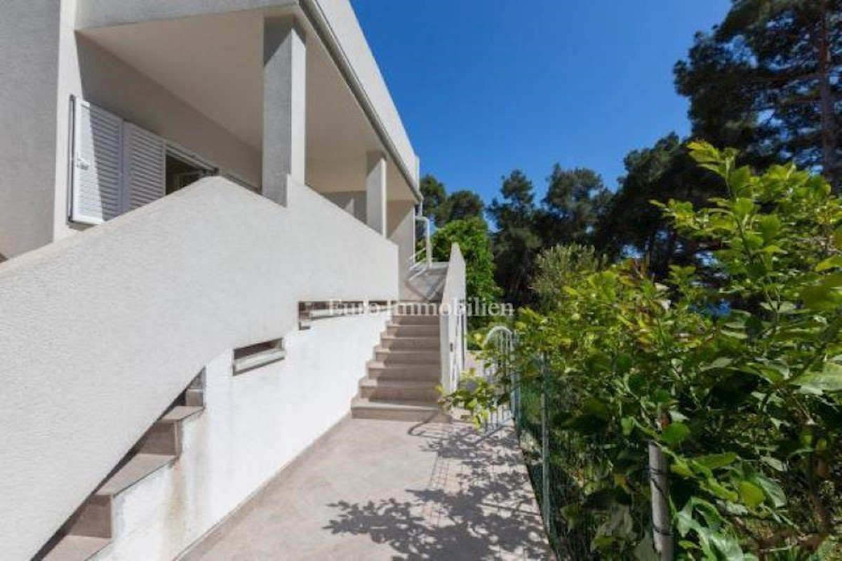 House with pool first row to the sea, Mali Lošinj