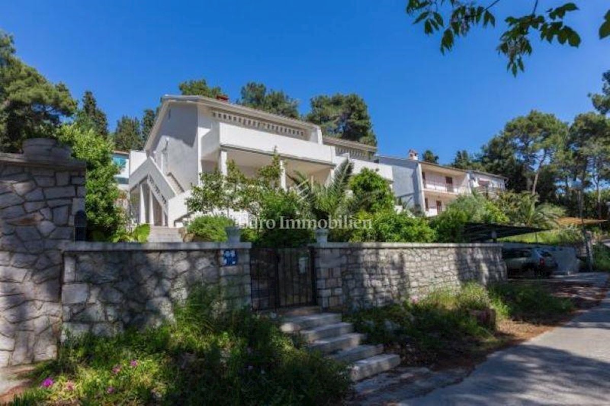 House with pool first row to the sea, Mali Lošinj