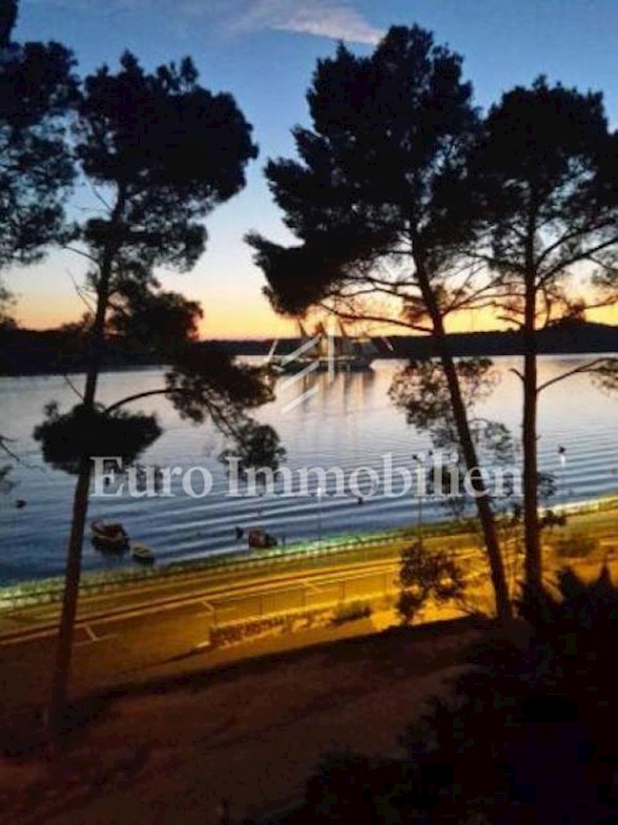 House with pool first row to the sea, Mali Lošinj