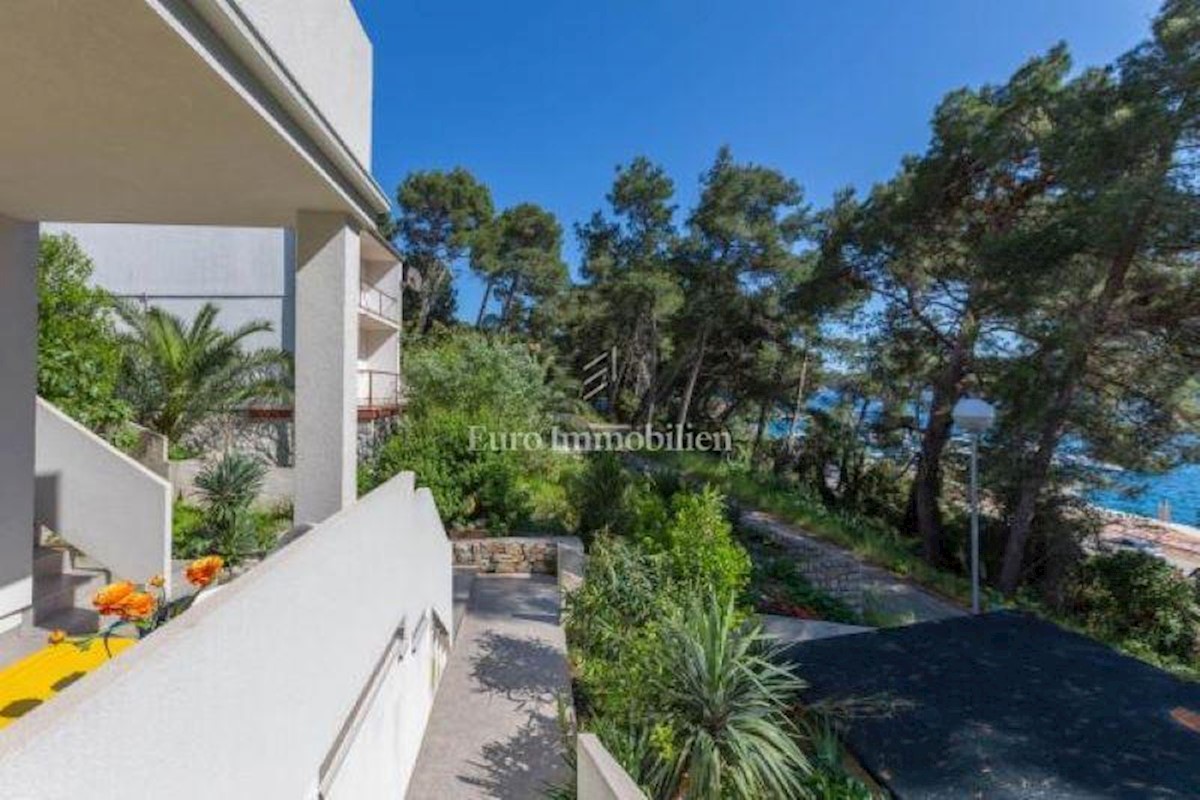 House with pool first row to the sea, Mali Lošinj