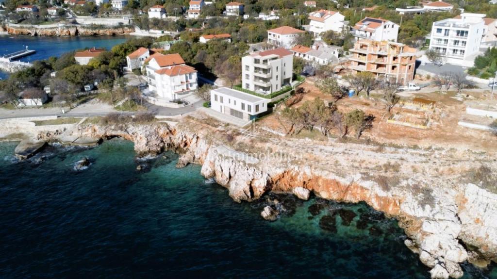 Povili nuovi edificio in riva al mare