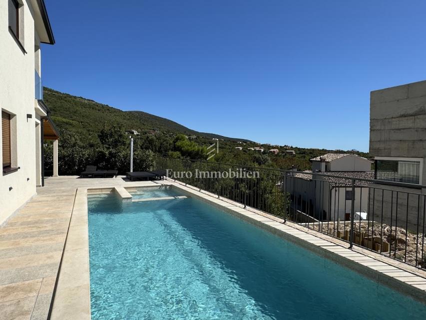 Villa moderna con piscina e vista mare