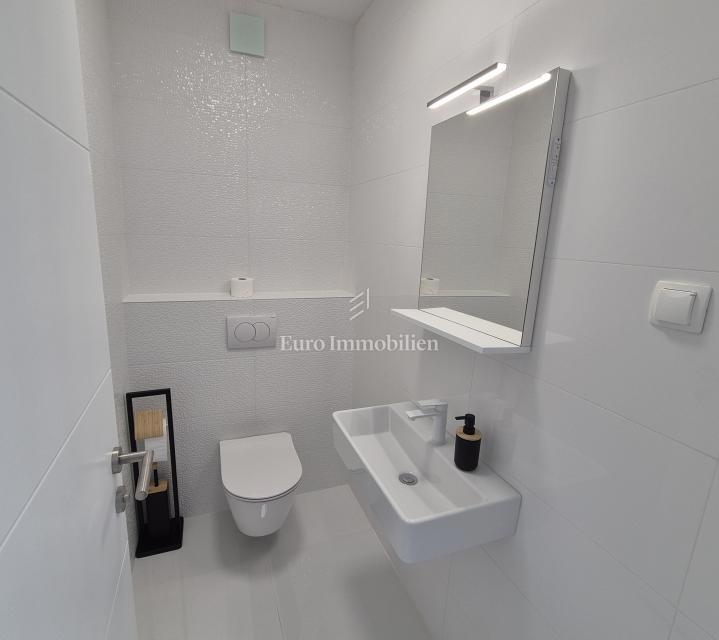 Nuova casa bifamiliare con vista mare - isola di Krk