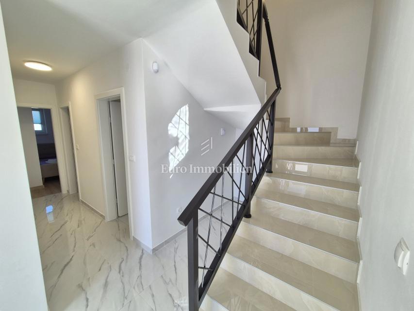 Nuova casa bifamiliare con vista mare - isola di Krk