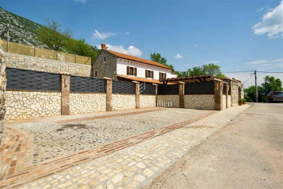Drivenik - casa in pietra con piscina