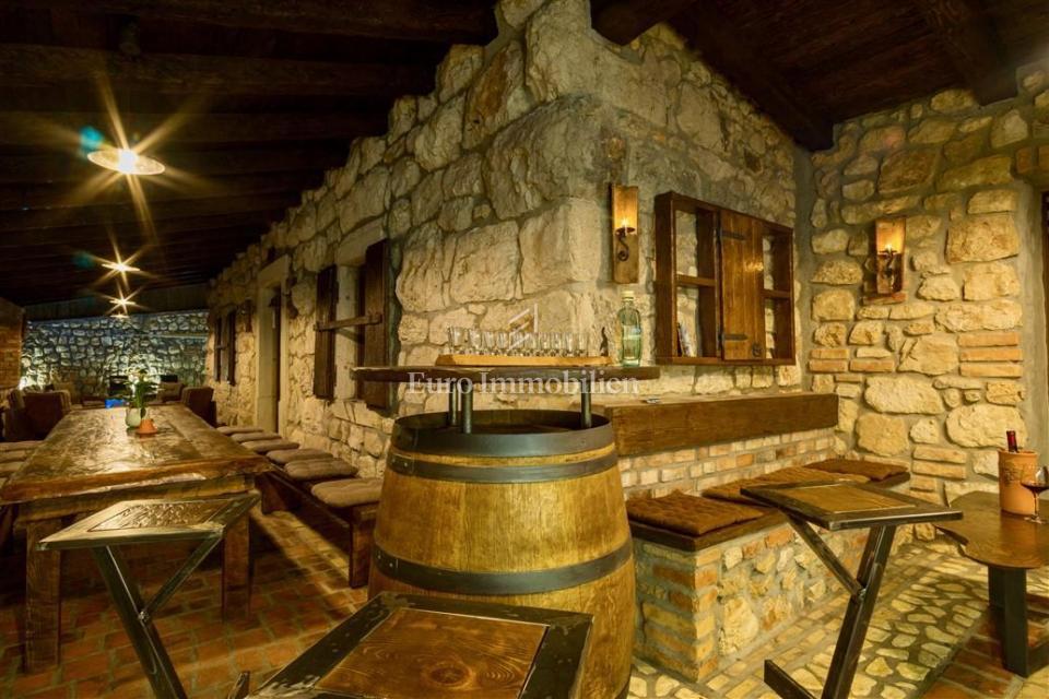 Drivenik - casa in pietra con piscina