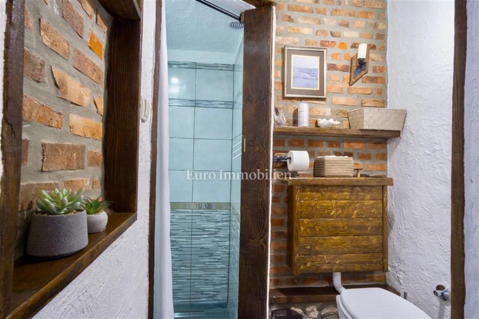 Drivenik - casa in pietra con piscina
