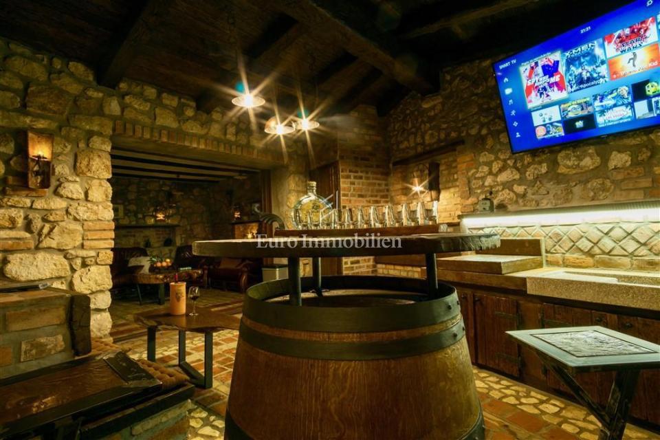 Drivenik - casa in pietra con piscina