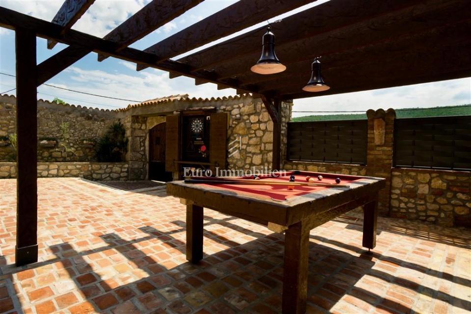 Drivenik - casa in pietra con piscina