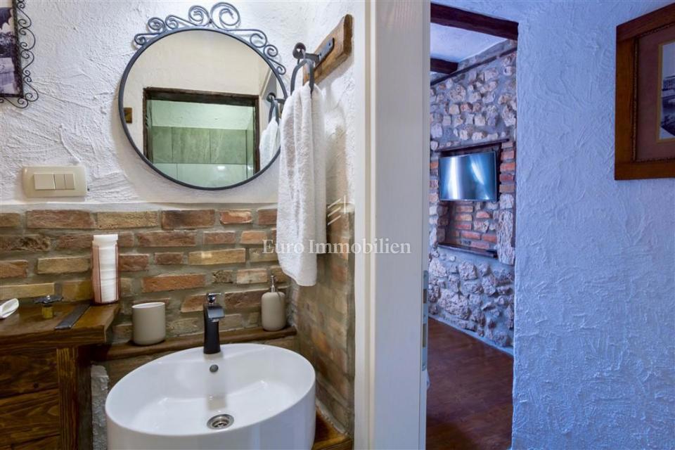 Drivenik - casa in pietra con piscina