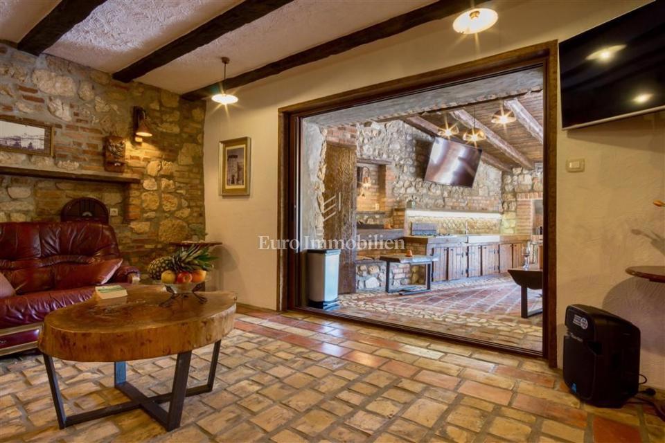 Drivenik - casa in pietra con piscina