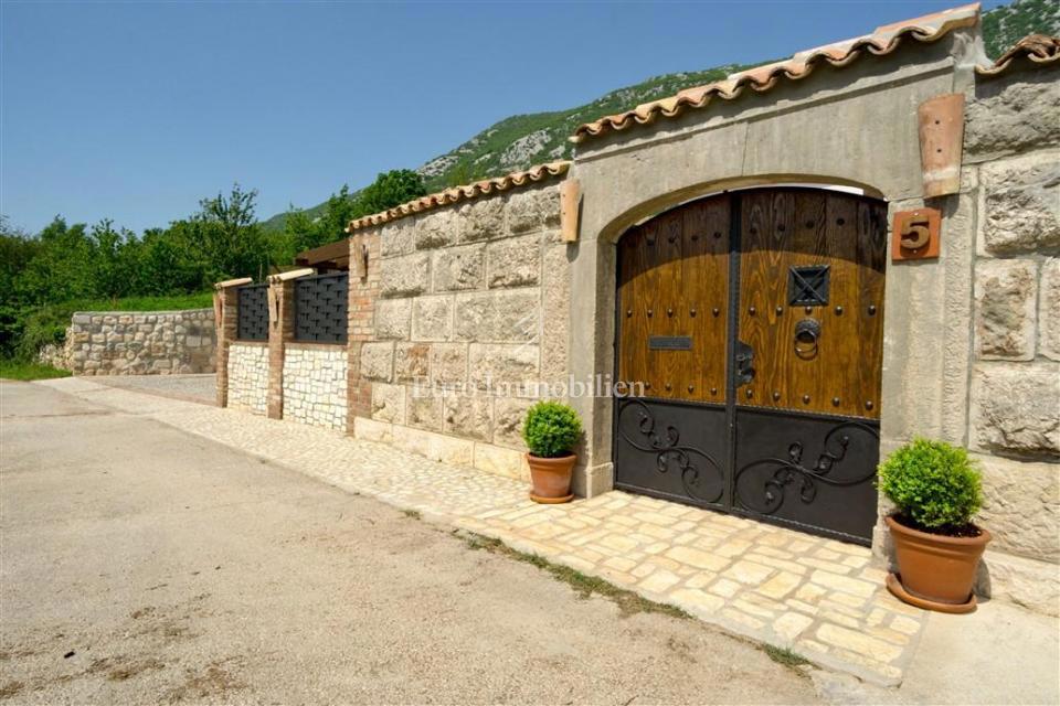 Drivenik - casa in pietra con piscina