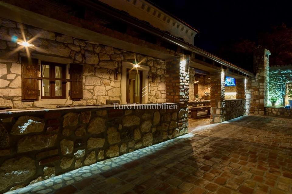 Drivenik - casa in pietra con piscina