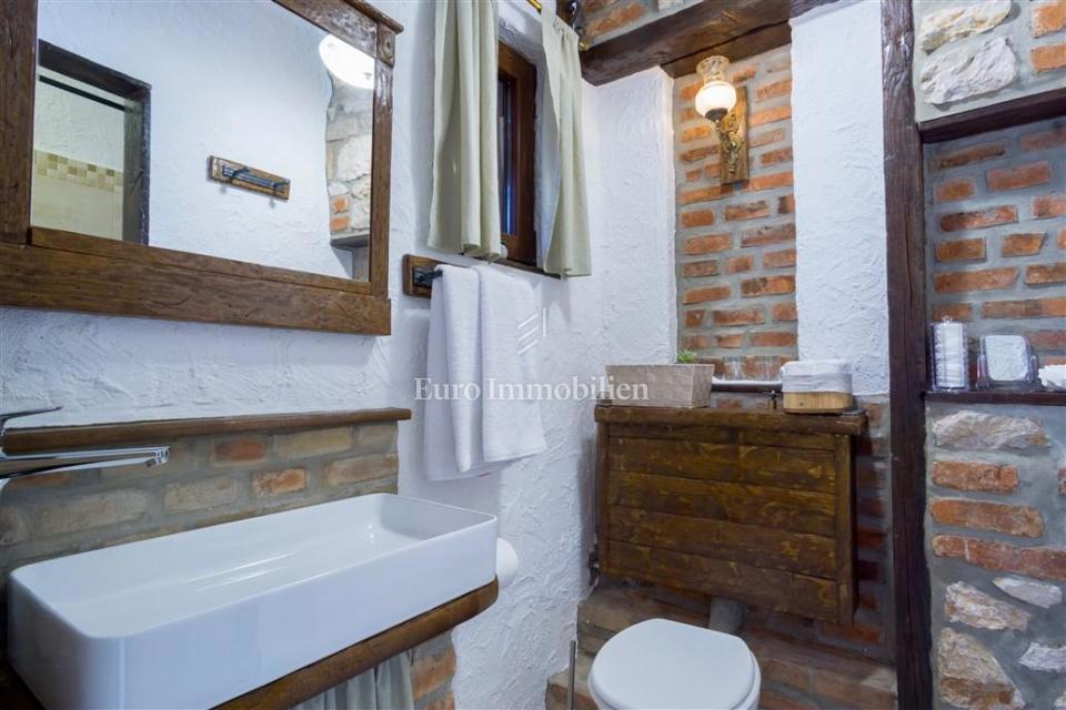 Drivenik - casa in pietra con piscina