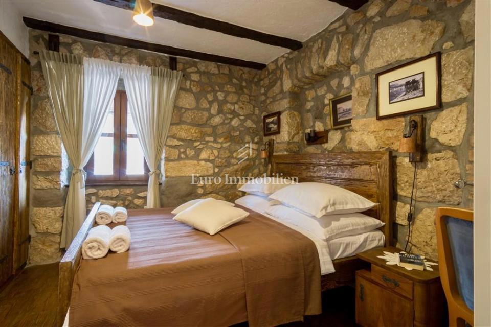Drivenik - casa in pietra con piscina