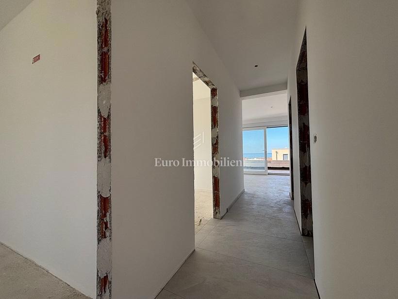 Novalja - appartamento con grande terrazza, vista mare