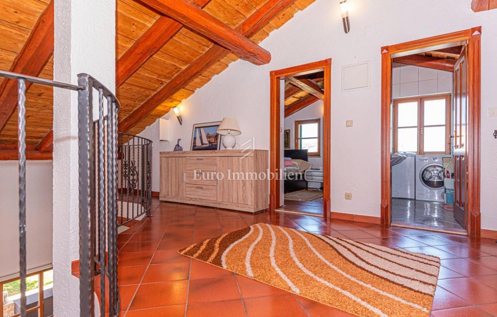 Villa con giardino e piscina