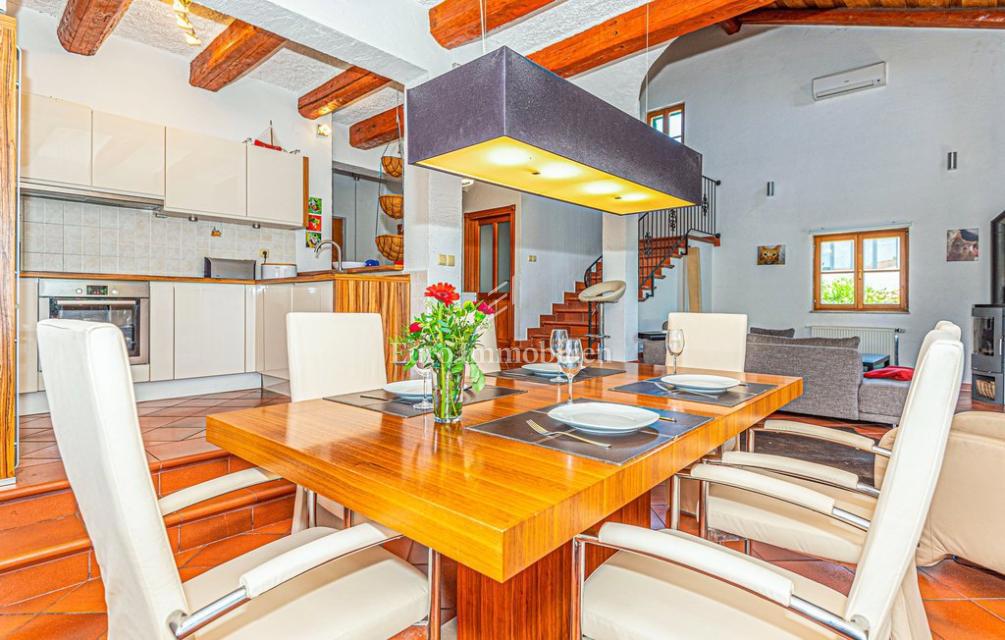 Villa con giardino e piscina