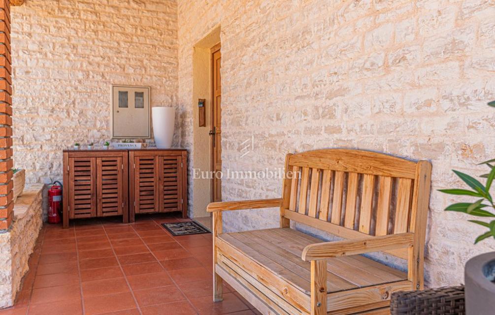 Villa con giardino e piscina