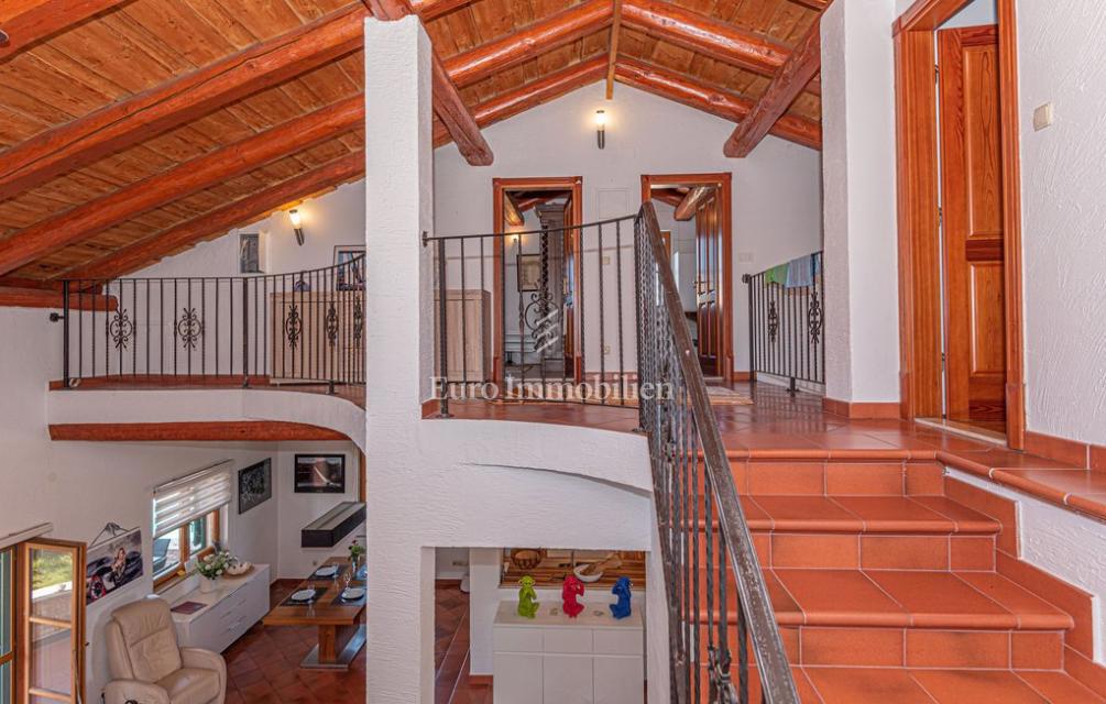 Villa con giardino e piscina