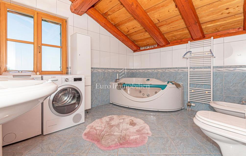 Villa con giardino e piscina