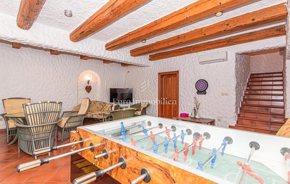 Villa con giardino e piscina