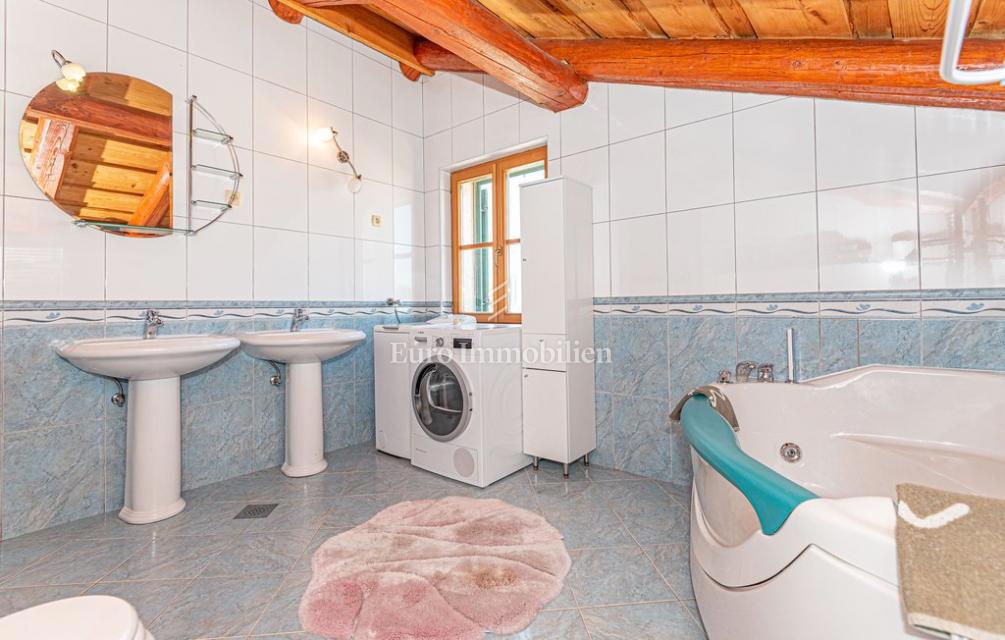 Villa con giardino e piscina