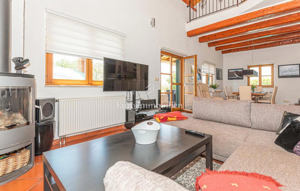 Villa con giardino e piscina