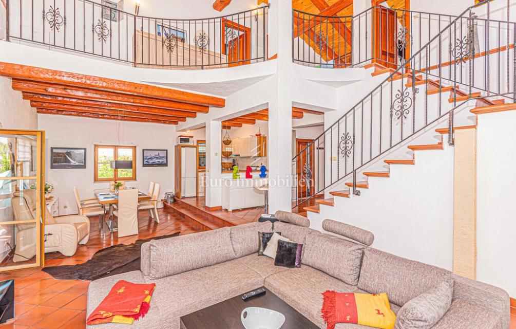 Villa con giardino e piscina