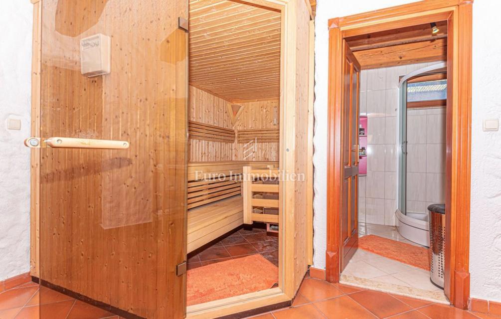 Villa con giardino e piscina