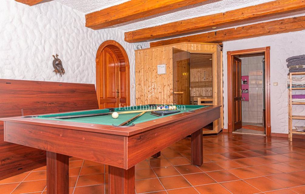 Villa con giardino e piscina