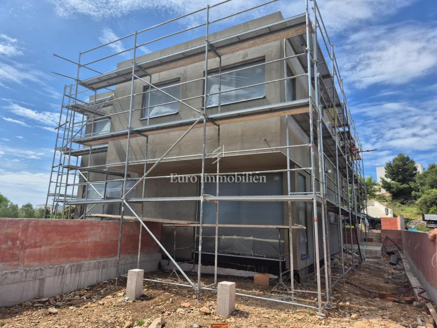 Tisno - appartamento a due piani in posizione tranquilla