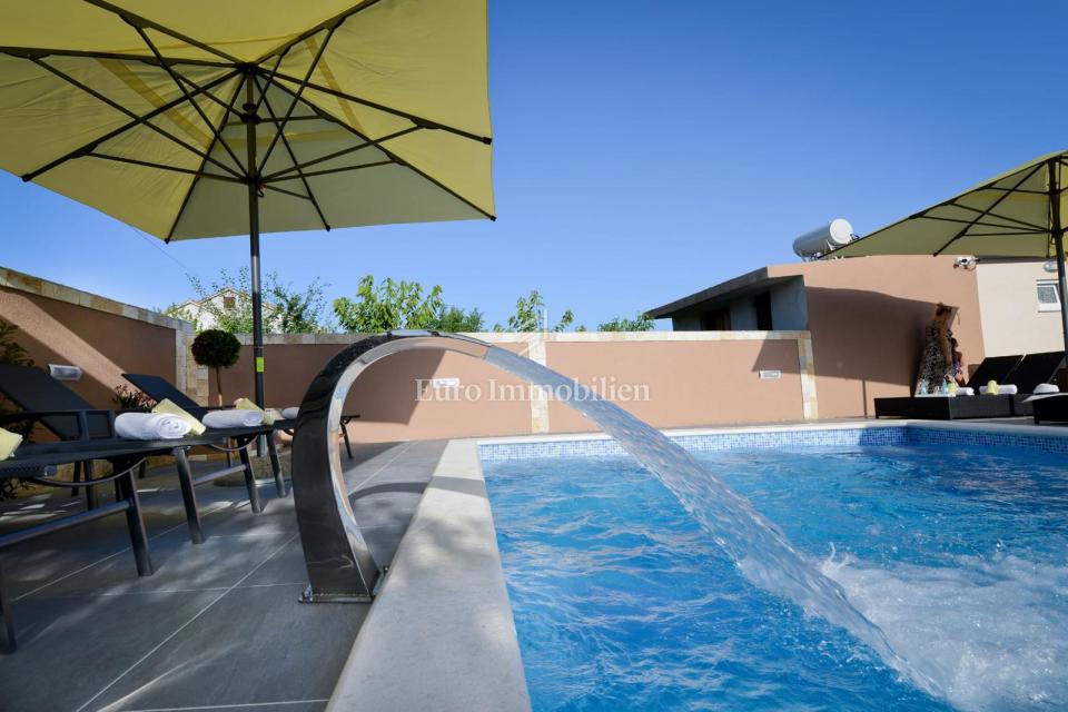Privlaka - appartamento con piscina e ampio giardino