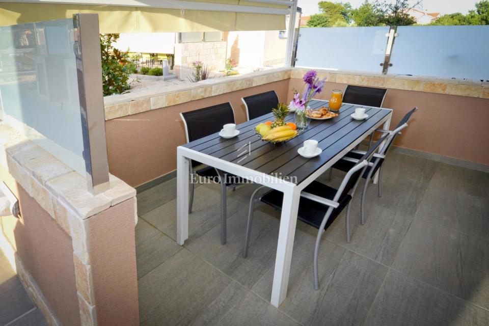 Privlaka - appartamento con piscina e ampio giardino