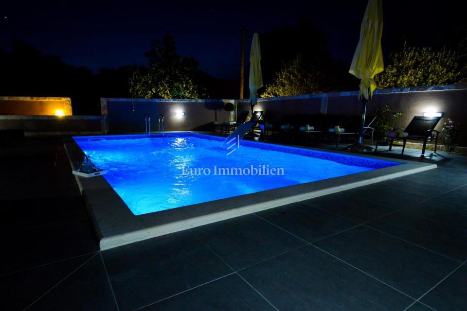 Privlaka - appartamento con piscina e ampio giardino