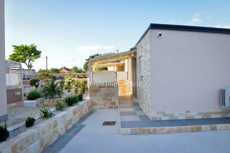 Privlaka - appartamento con piscina e ampio giardino