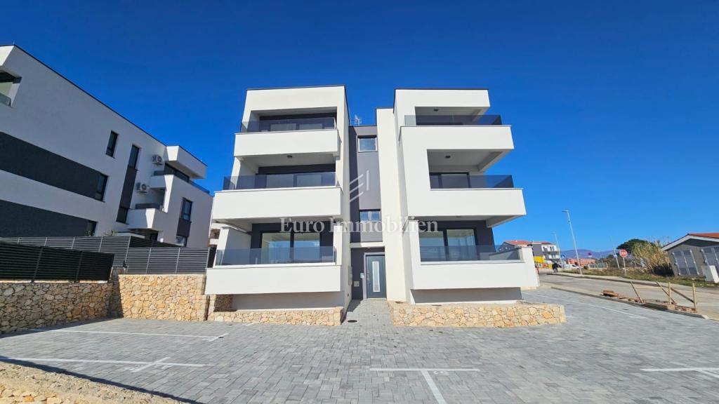 Novalja - nuovo edificio in ottima posizione