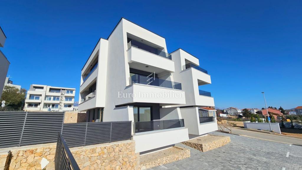 Novalja - nuovo edificio in ottima posizione