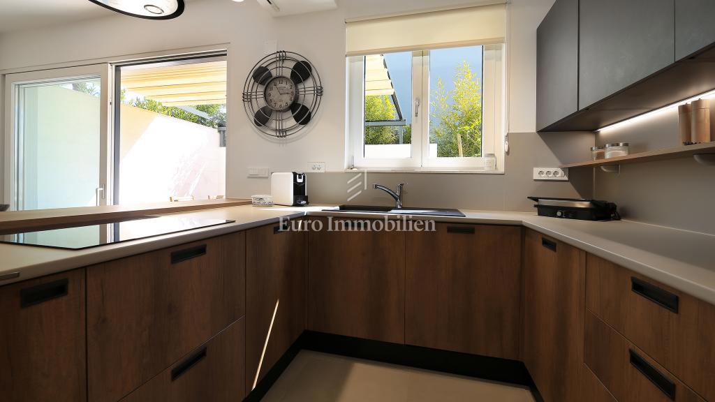 Villa con piscina e vista mare