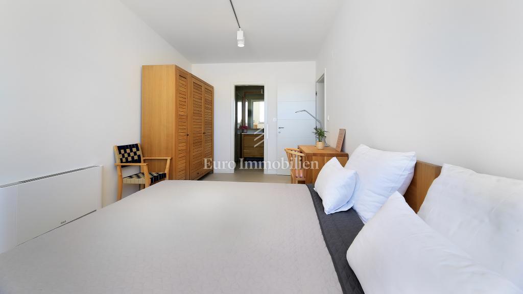 Villa con piscina e vista mare