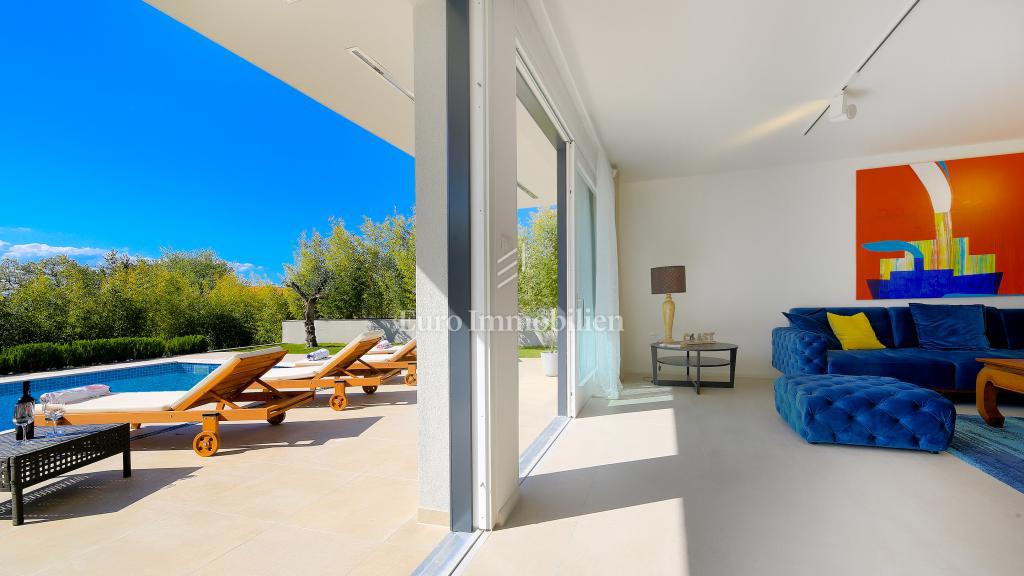 Villa con piscina e vista mare