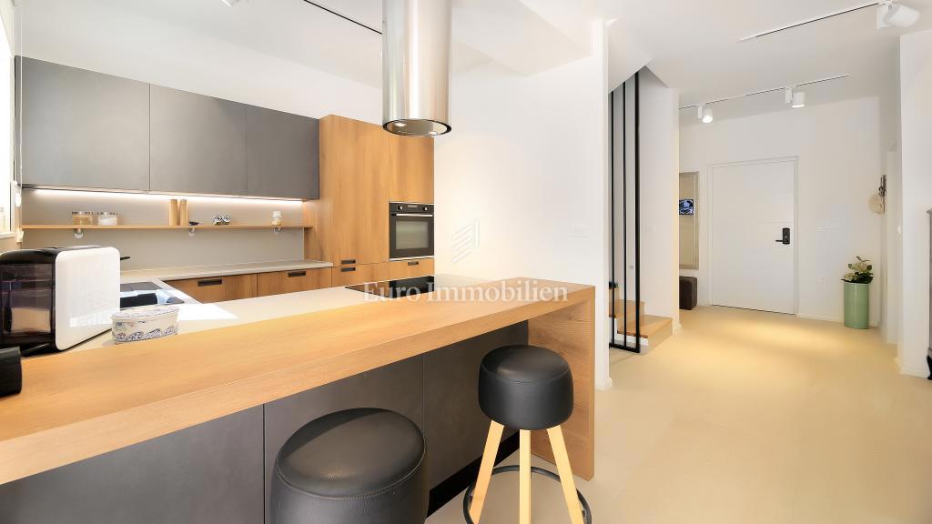 Villa con piscina e vista mare