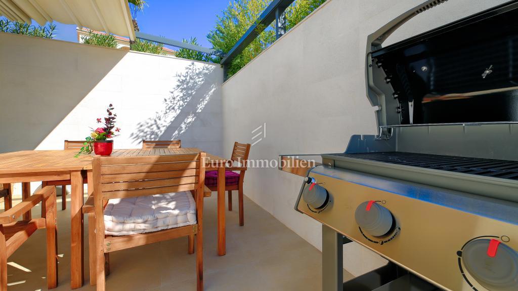 Villa con piscina e vista mare